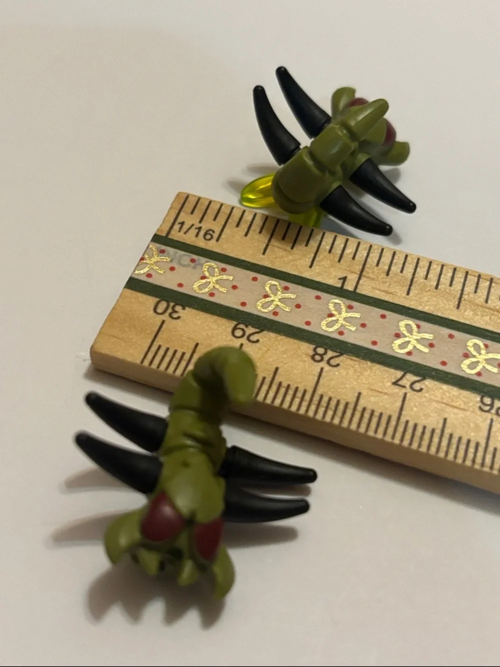 LEGO - Minifig, Animal - Insectoid w/ Wings, Dark Red Eyes - Olive Green